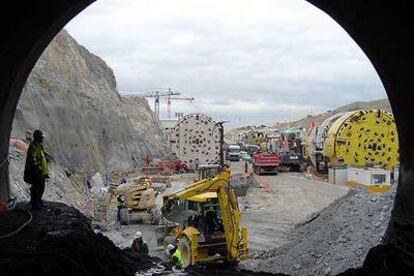 Construcción con tuneladoras del túnel San Pedro, en Madrid, de 8.929 metros, en la línea Madrid-Valladolid.