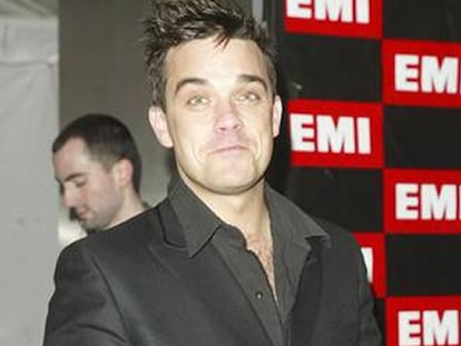 Las vacaciones en las que se encuentra Robbie Williams este verano no le han resultado del todo fáciles. El cantante, que permanece con su padre, su novia y unos amigos en Bahamas, está siendo investigado por la policía, ya que el último fin de semana dos <i>paparazzi</i> que le seguían sufrieron el robo de sus equipos por un valor estimado en 20.000 dólares. Y la irrupción en la habitación de su hotel sucedió justo después de obtener las fotos deseadas y de que Robbie y sus acompañantes se dieran cuenta de ello. "No pensamos que Williams haya sido quien ejecutó el robo, pero éste pudo haberse derivado tras ellos darse cuenta'', ha dicho el detective que lleva la investigación, Ellsworth Moss. "Él no es sospechoso en este momento, pero no sabemos a dónde nos puede llevar la investigación''.