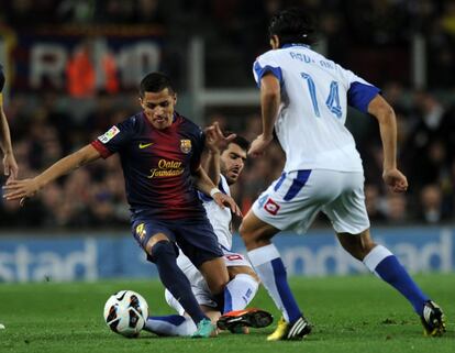 Alexis entre Nelson Oliveira y Abel Aguilar.