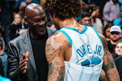 No es sorprendente que una figura tan importante en la historia del baloncesto como Michael Jordan comprara su propio equipo. El seis veces campeón de la NBA adquirió en 2010 los Charlotte Hornets (por aquel entonces llamados Bobcats) por unos 275 millones de dólares (350 millones de euros al cambio actual). Jordan ya poseía acciones minoritarias desde en 2006, según ESPN, pero con esa inversión se convirtió en el dueño mayoritario y, a la vez, en el primer exjugador de la NBA en hacerlo.
