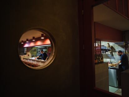 El 'yakitori', la casquería y la selección de vinos son los platos fuertes del Suru Bar, frente al mercado del Ninot de Barcelona.