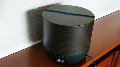 Este modelo de difusor de aromas esenciales cuenta con funciones adicionales como un altavoz o conexión wifi.