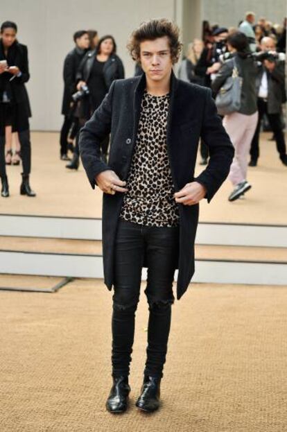 Seguro que el abrigo que lleva el músico Harry Styles en esta foto cuesta varios miles de euros. Podemos dar el pego con uno parecido por (digamos) unos 65 euros. Eso sí, que no sea beis.