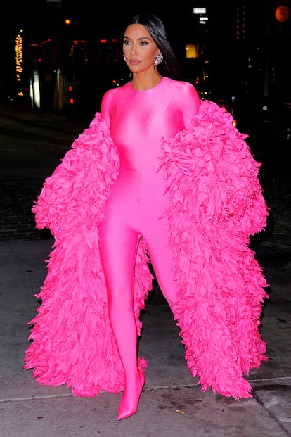 Uno de los llamativos ‘total looks’ de Balenciaga que la estrella lució en su debut en ‘Saturday Night Live’.
