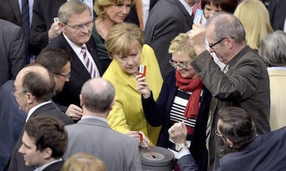 En el centro, la canciller alemana vota los presupuestos federales 2015, en el Bundestag, Berl&iacute;n, este 28 de noviembre