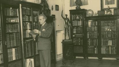 Arturo E. Xalambrí en su biblioteca cervantina, en Montevideo (Uruguay).