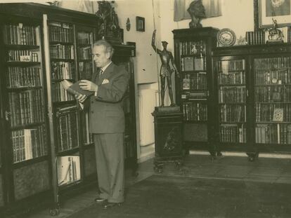 Arturo E. Xalambrí en su biblioteca cervantina, en Montevideo (Uruguay).