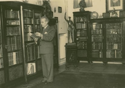 Arturo E. Xalambrí en su biblioteca cervantina, en Montevideo (Uruguay).