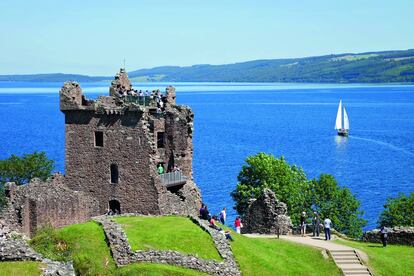 Las ruinas del castillo de Urquhart, en el lago Ness.