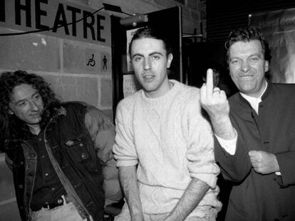 Nathan McGough, mánager de Happy Mondays, y Tony Wilson, jefe de Factory Records, haciendo una peineta. La fotografía está hecha en Manchester en 1990.