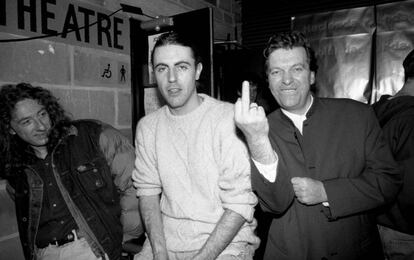 Nathan McGough, mánager de Happy Mondays, y Tony Wilson, jefe de Factory Records, haciendo una peineta. La fotografía está hecha en Manchester en 1990.