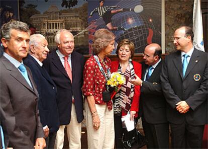 De izquierda a derecha, Plata, Samaranch, Moratinos, doña Sofía, San Segundo, Zarrías y Rodríguez Comendador, en la presentación de Almería 2005.