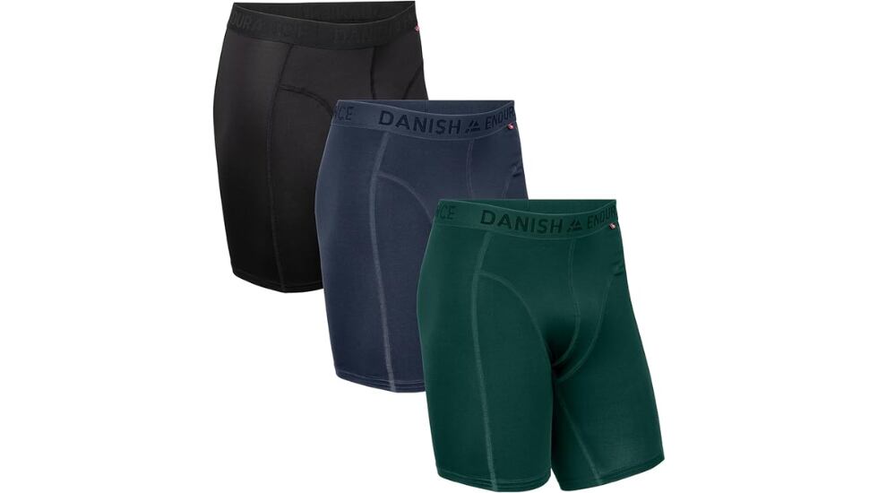 Vista de tres calzoncillos deportivos.