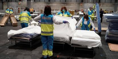 Preparativos en un pabellón de Ifema para ser acondicionados como hospital.