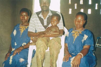 Kony, líder del LRA, con dos de sus esposas y un hijo en un lugar de Uganda en fecha desconocida.