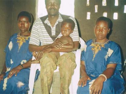Kony, líder del LRA, con dos de sus esposas y un hijo en un lugar de Uganda en fecha desconocida.