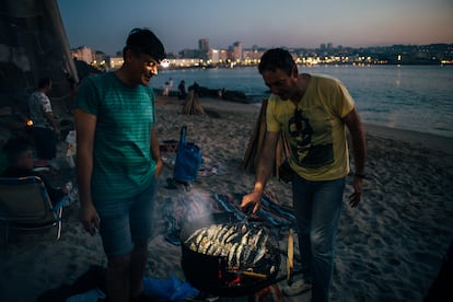 Barbacoa de sardinas en la playa de Riazor, A Coruña.