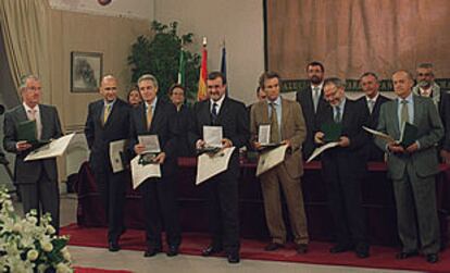 De izquierda a derecha, Pedro Luis Serrera, Carlos Rosado, Miguel Ángel Pino, José Rodríguez de la Borbolla, Javier Pérez Royo, Ángel López y Juan Carlos Aguilar, posan tras recibir la medalla del Parlamento.