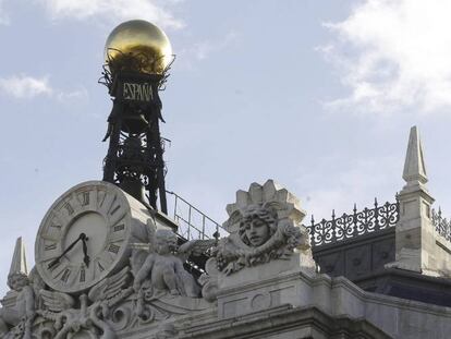 Reloj en la fachada de la sede del Banco de España.