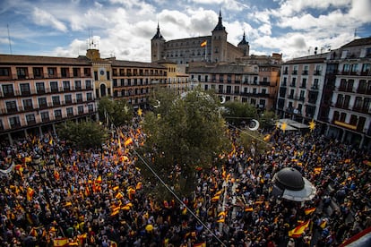 Concentración en la plaza de Zocodover de Toledo contra la amnistía y posterior marcha y concentración en la sede del PSOE, este domingo.