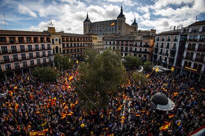 Concentración en la plaza de Zocodover de Toledo contra la amnistía y posterior marcha y concentración en la sede del PSOE, este domingo.