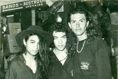 Como músico ha participado con importantes agrupaciones de rock en español, en distintas regiones de Iberoamérica. En la imagen, Eulalio Cervantes, Ricardo Flores 'El Abulón' y Saúl Hernández de Caifanes.