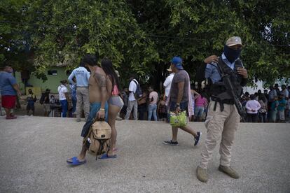 Personas emiten su voto en las casillas especiales en el Puerto de Acapulco Guerrero. 