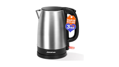 Hervidor eléctrico sobre fondo blanco.