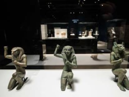 Piezas expuestas en la muestra 'Faraón. Rey de Egipto', en CaixaForum Madrid.