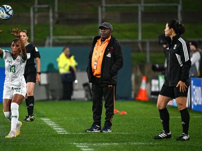 El entrenador de la selección de Zambia, Bruce Mwape, el 31 de julio en el encuentro contra Costa Rica del pasado Mundial de Fútbol, en Hamilton (Nueva Zelanda).