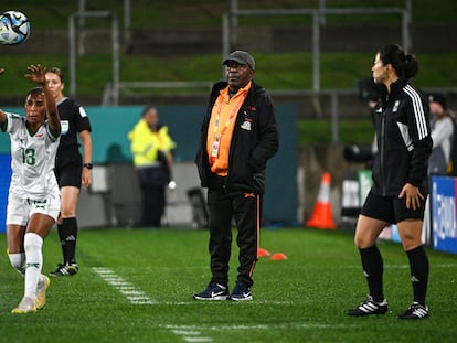 El entrenador de la selección de Zambia, Bruce Mwape, el 31 de julio en el encuentro contra Costa Rica del pasado Mundial de Fútbol, en Hamilton (Nueva Zelanda).