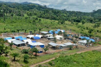 1 de julio. Base Camp de Kumala, que alberga a trabajadores de distintas agencias y ONG, tales como Médicos del Mundo, Oxfam y Brac. Vista desde helicóptero proporcionado por la ONU.