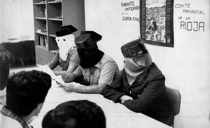 Tres guardias civiles, uniformados y encapuchados, miembros del clandestino Sindicato Unificado de la Guardia Civil (SUGC), ofrecen en Logroño el 3 de octubre de 1988 una rueda de prensa.