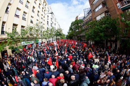 Ambiente en la calle de Ferraz mientras se concentran los simpatizantes del partido socialista durante la celebración del comité federal del PSOE.
