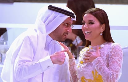 Eva Longoria, junto a Tariq al Gurg, responsable de Dubai Cares. 