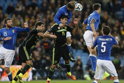 El delantero hispano-brasileño, Diego Costa (3d), intenta cabecear ante el defensor del combinado italiano, Paletta, durante el encuentro amistoso que disputan esta noche en el estadio Vicente Calderón, en Madrid. 