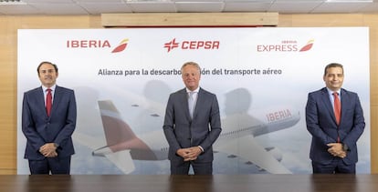 Los primeros ejecuticos de Iberia, Cepsa e Iberia Express durante la firma del acuerdo.