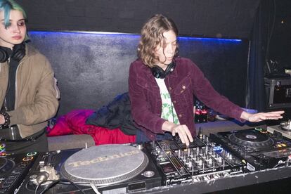Clara Deshayes, más conocida como Clara 3000, una de las DJ francesas del momento e integrante del núcleo duro de Vetements (firma para la que también ha desfilado), se encargó de poner música como es habitual en la cabina de los shows de Sies Marjan o Jacquemus.