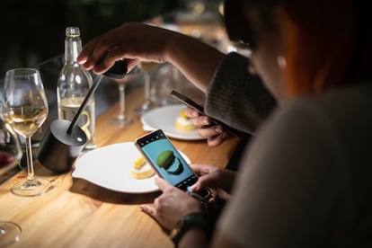 Una comensal fotografía un postre del menú que ofreció el cocinero Javi Estévez, del restaurante de Madrid La Tasquería, en el espacio Cocíname de Barcelona. 