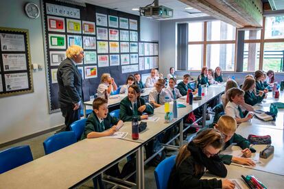 El primer ministro británico, Boris Johnson, visita una escuela en Castle Rock (Inglaterra), este miércoles.