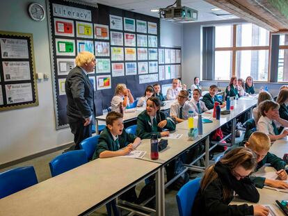 El primer ministro británico, Boris Johnson, visita una escuela en Castle Rock (Inglaterra), este miércoles.