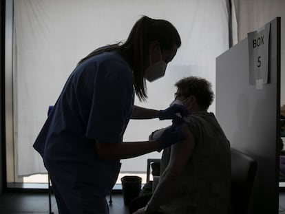 Una enfermera vacuna a una persona en L'Hospitalet de Llobregat.