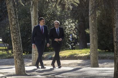 Pedro Sánchez y Quim Torra se dirigen a la reunión en el palacio de La Moncloa de Madrid entre representantes del Gobierno y la Generalitat de Cataluña.