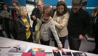 Eulàlia y Queco Novell y (entre los dos) la presidenta de la Diputación, observan el fondo.