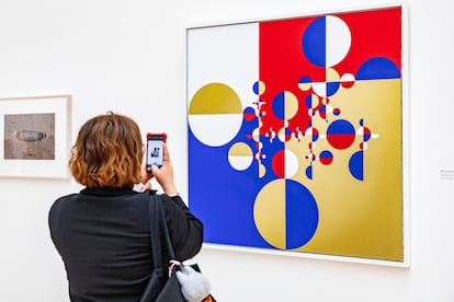 A visitor takes photos of the artwork 'Samurai Tree (Invariant 5)'.