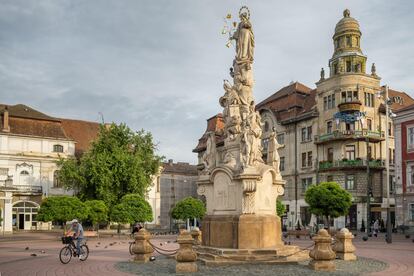 El monumento a Santa María y San Ioan Nepomuk en la plaza de la Libertad de Timisoara.