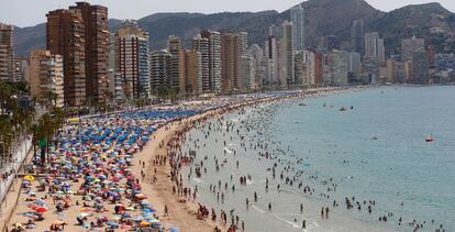 Turistas en la playa de Benidorm (Alicante).