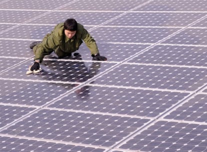 Un trabajador limpia un techo solar en Tiayuan (China).
