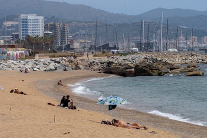 La playa de Sant Adrià del Besòs, cerrada por contaminación desde mayo de 2021, con el puerto de Badalona al fondo, el pasado viernes 10, cuando los vecinos no respetaban la antigua valla.