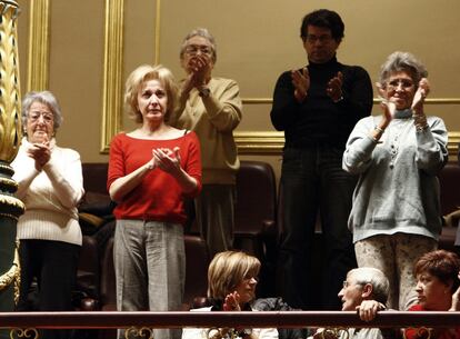 Las actrices Marisa Paredes (centro), Pilar Bardem (derecha), y Asunción Balaguer (izquierda), secundan en noviembre de 2007 los aplausos de los diputados en el Congreso tras las palabras del entonces ministro de Cultura, César Antonio Molina, con las que rindió un improvisado homenaje al actor, cineasta, académico de la Lengua, y autor Fernando Fernán-Gómez, fallecido un día antes a los 86 años tras una larga enfermedad.